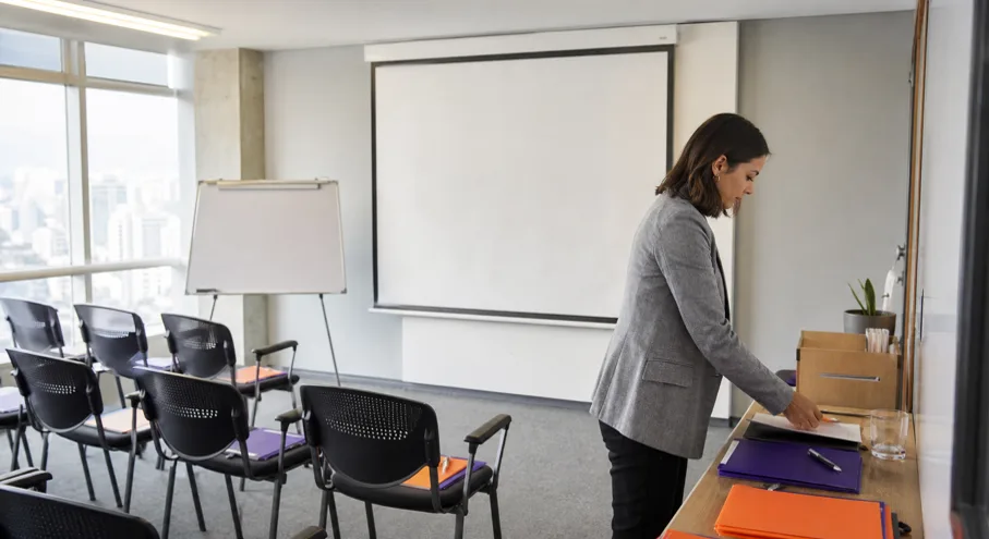 Sala de capacitacion preparada para una OTEC en Chile